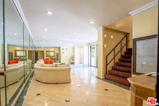 818 S Lucerne Boulevard 205, Los Angeles, CA 90005