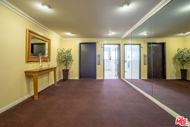 818 S Lucerne Boulevard 205, Los Angeles, CA 90005