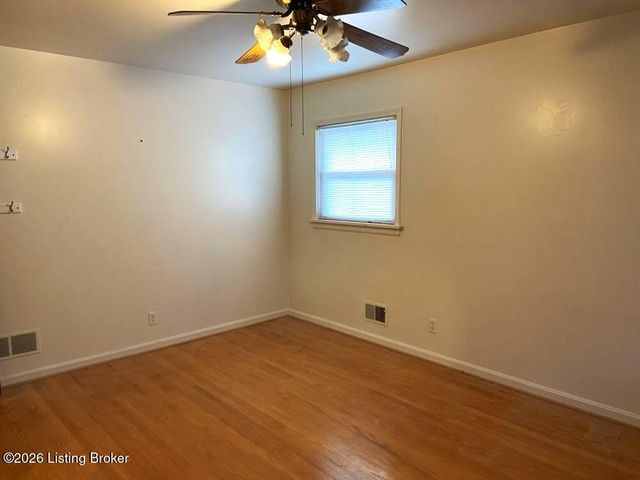 1973 Meadowcreek Dr, Louisville, KY 40218