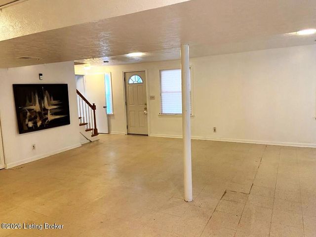 1973 Meadowcreek Dr, Louisville, KY 40218