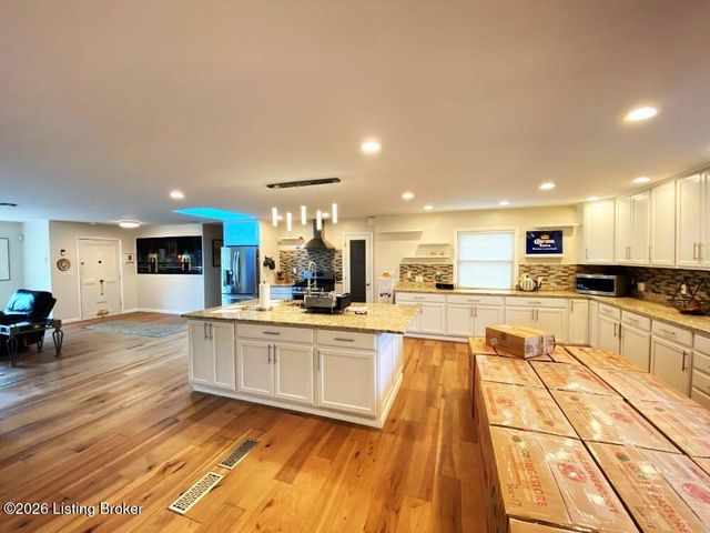 1973 Meadowcreek Dr, Louisville, KY 40218