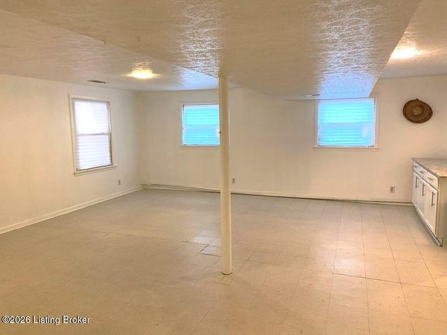 1973 Meadowcreek Dr, Louisville, KY 40218