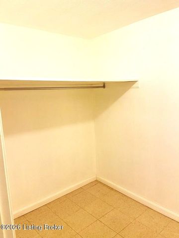 1973 Meadowcreek Dr, Louisville, KY 40218