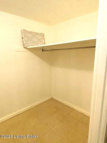 1973 Meadowcreek Dr, Louisville, KY 40218