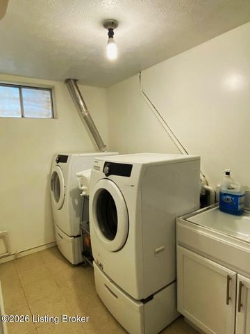 1973 Meadowcreek Dr, Louisville, KY 40218