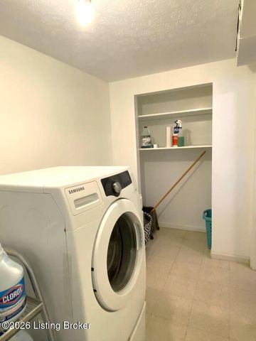 1973 Meadowcreek Dr, Louisville, KY 40218