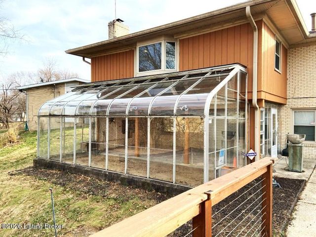 1973 Meadowcreek Dr, Louisville, KY 40218