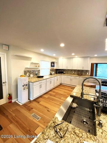 1973 Meadowcreek Dr, Louisville, KY 40218