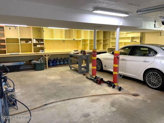 1973 Meadowcreek Dr, Louisville, KY 40218