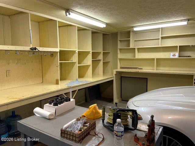 1973 Meadowcreek Dr, Louisville, KY 40218