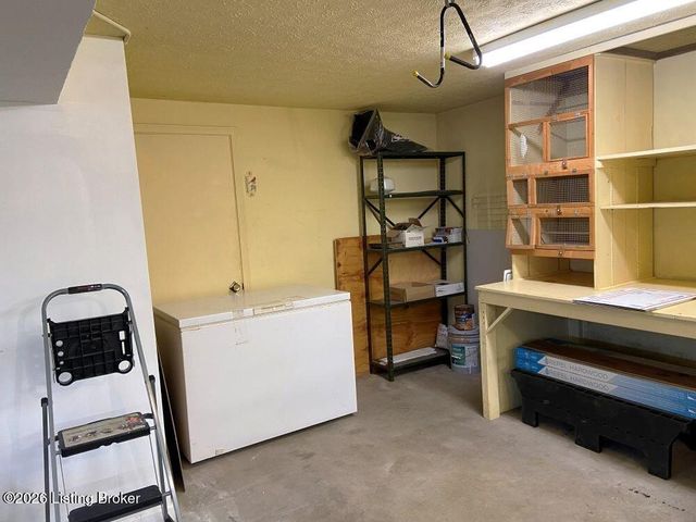 1973 Meadowcreek Dr, Louisville, KY 40218