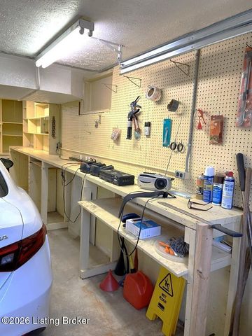 1973 Meadowcreek Dr, Louisville, KY 40218