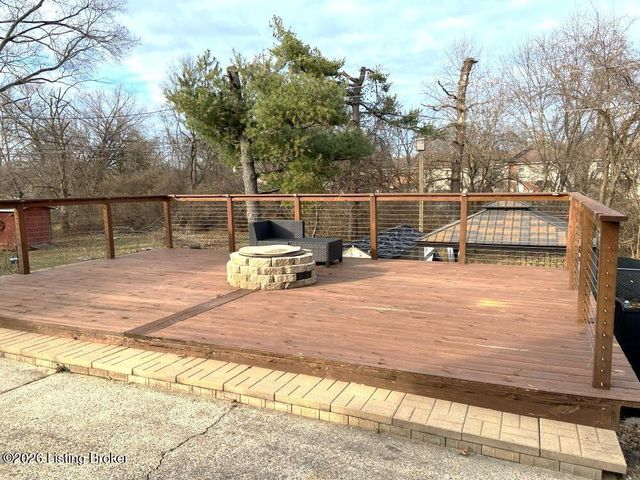 1973 Meadowcreek Dr, Louisville, KY 40218