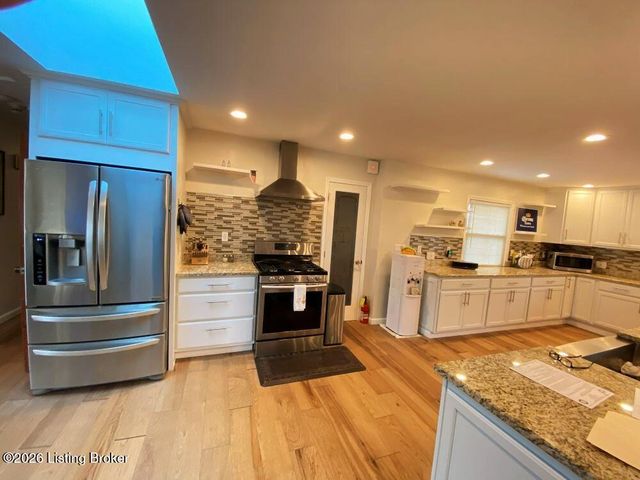 1973 Meadowcreek Dr, Louisville, KY 40218