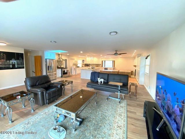 1973 Meadowcreek Dr, Louisville, KY 40218