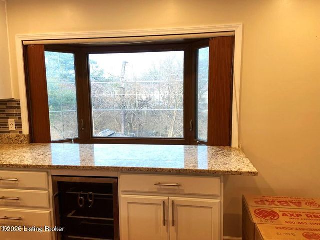 1973 Meadowcreek Dr, Louisville, KY 40218