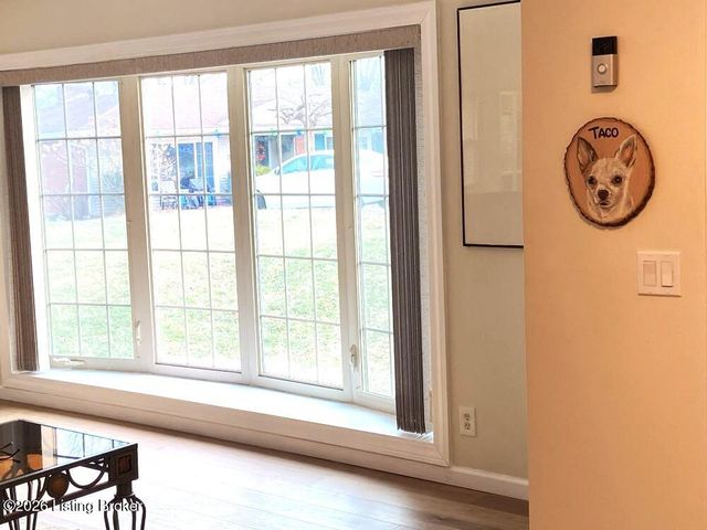 1973 Meadowcreek Dr, Louisville, KY 40218