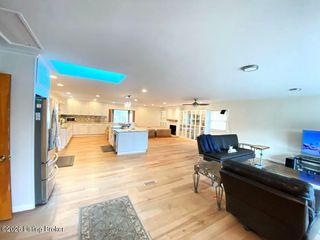 1973 Meadowcreek Dr, Louisville, KY 40218