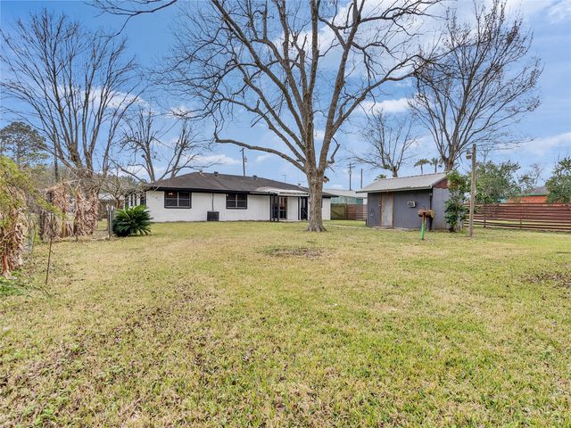 2002 W Highway 6, Alvin, TX 77511