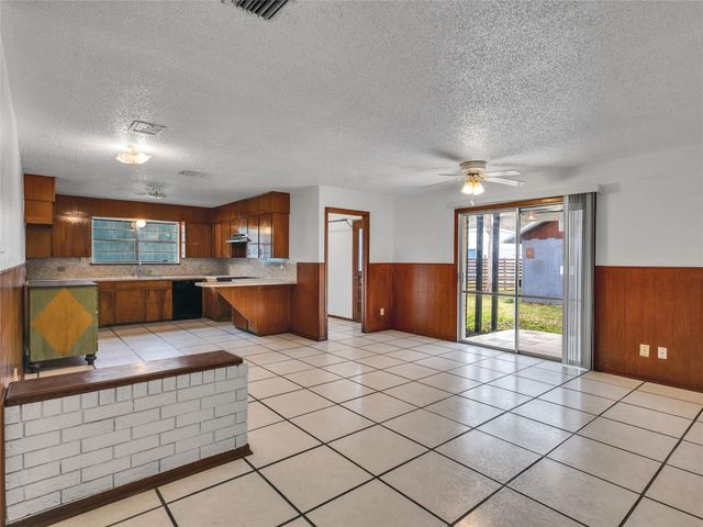 2002 W Highway 6, Alvin, TX 77511