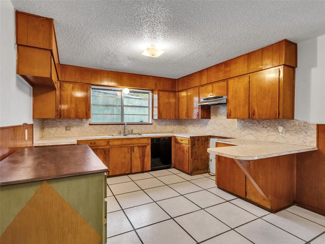 2002 W Highway 6, Alvin, TX 77511