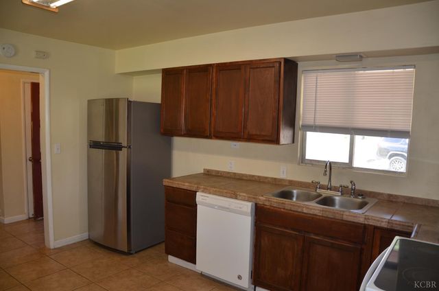 320 Byron Court, Lemoore, CA 93245