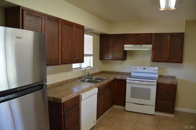 320 Byron Court, Lemoore, CA 93245