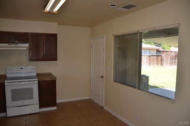 320 Byron Court, Lemoore, CA 93245