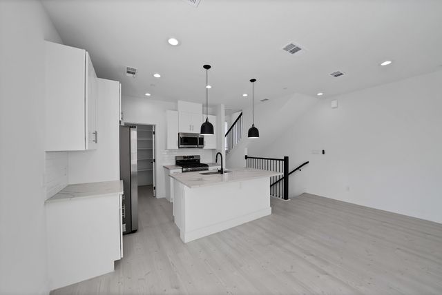 7207 Mohawk Drive 102, Dallas, TX 75235