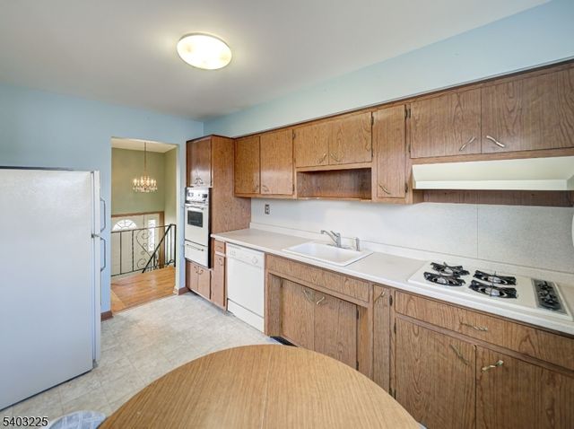 5 Clare Ct, Manville Boro, NJ 08835