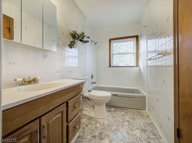 5 Clare Ct, Manville Boro, NJ 08835