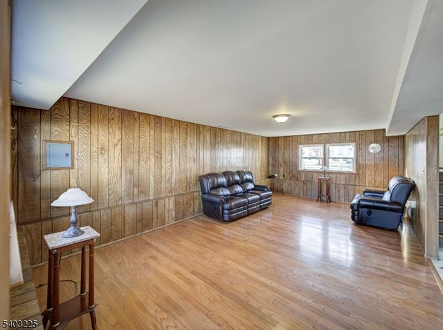 5 Clare Ct, Manville Boro, NJ 08835