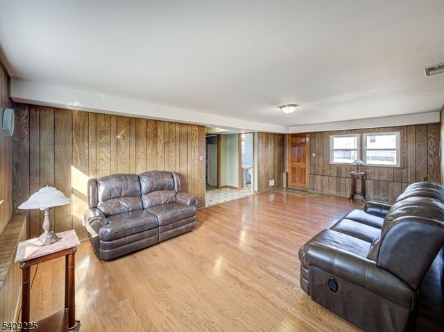 5 Clare Ct, Manville Boro, NJ 08835