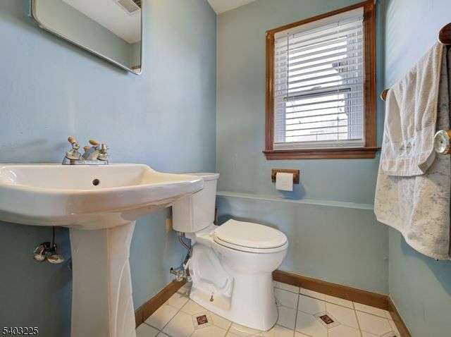 5 Clare Ct, Manville Boro, NJ 08835