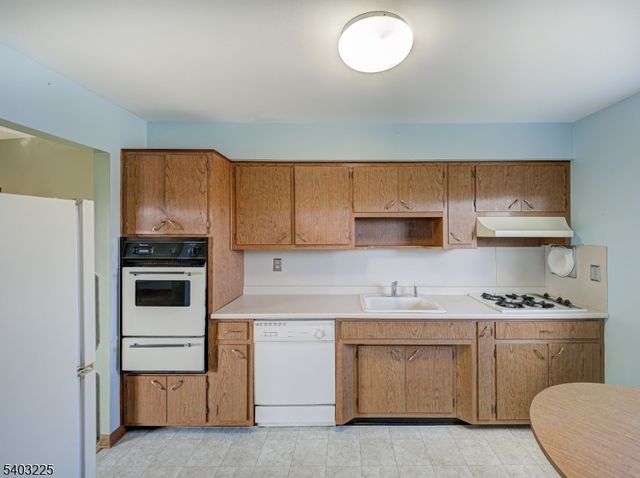 5 Clare Ct, Manville Boro, NJ 08835