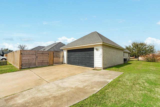 155 Silverbell Circle, Lake Jackson, TX 77566