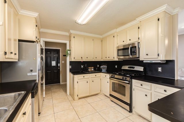 155 Silverbell Circle, Lake Jackson, TX 77566