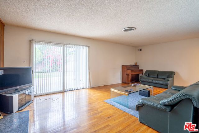 13131 Crewe Street, North Hollywood (los Angeles), CA 91605