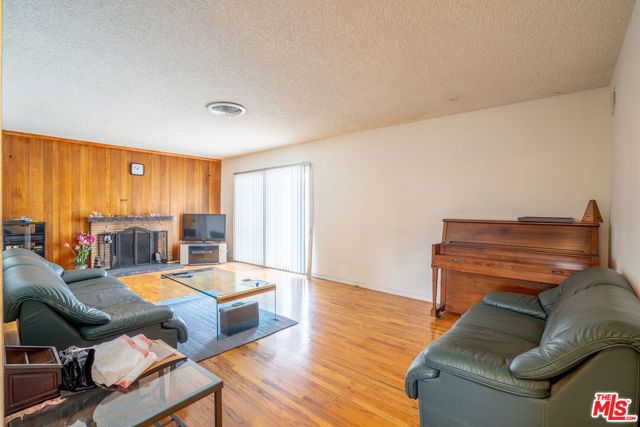 13131 Crewe Street, North Hollywood (los Angeles), CA 91605