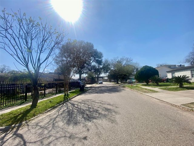 6518 Linden Street, Houston, TX 77087