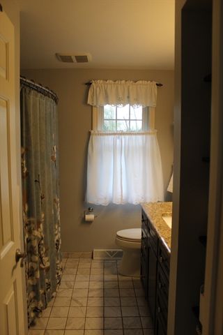 178 Oak Hollow, Springfield, MA 01128