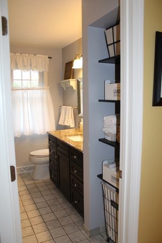 178 Oak Hollow, Springfield, MA 01128