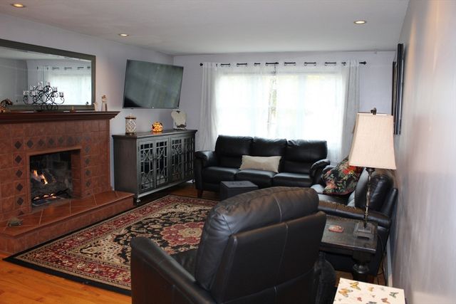 178 Oak Hollow, Springfield, MA 01128
