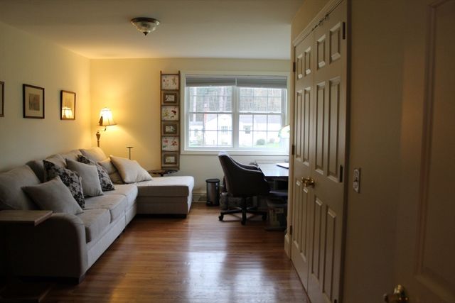 178 Oak Hollow, Springfield, MA 01128