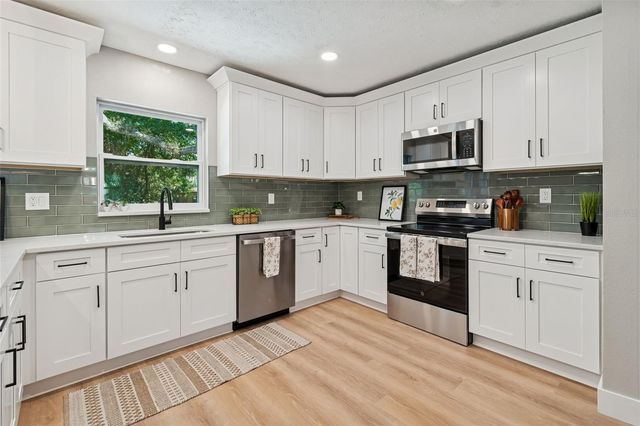 12105 N 53RD STREET, Temple Terrace, FL 33617