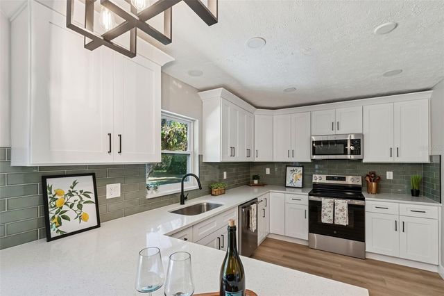 12105 N 53RD STREET, Temple Terrace, FL 33617