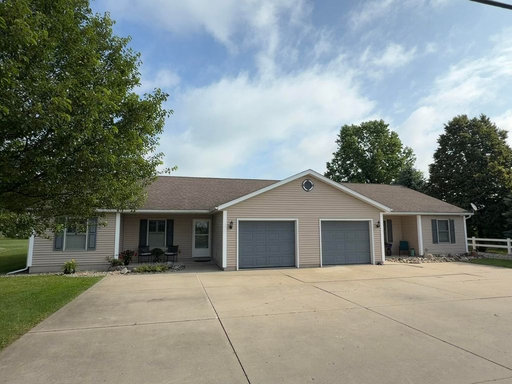 22710 Diamond Cove Street, Lagrange Twp, MI 49031