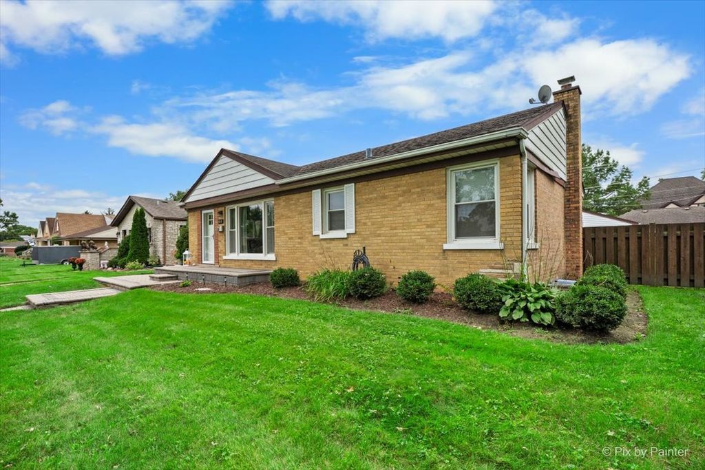 8048 N Ozanam Avenue, Niles, IL 60714 — photo 2
