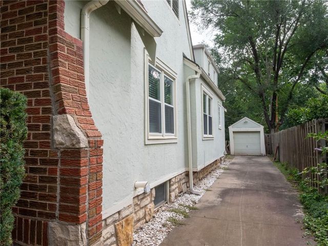 7551 Grand Avenue, Kansas City, MO 64114
