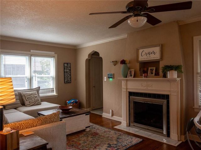 7551 Grand Avenue, Kansas City, MO 64114